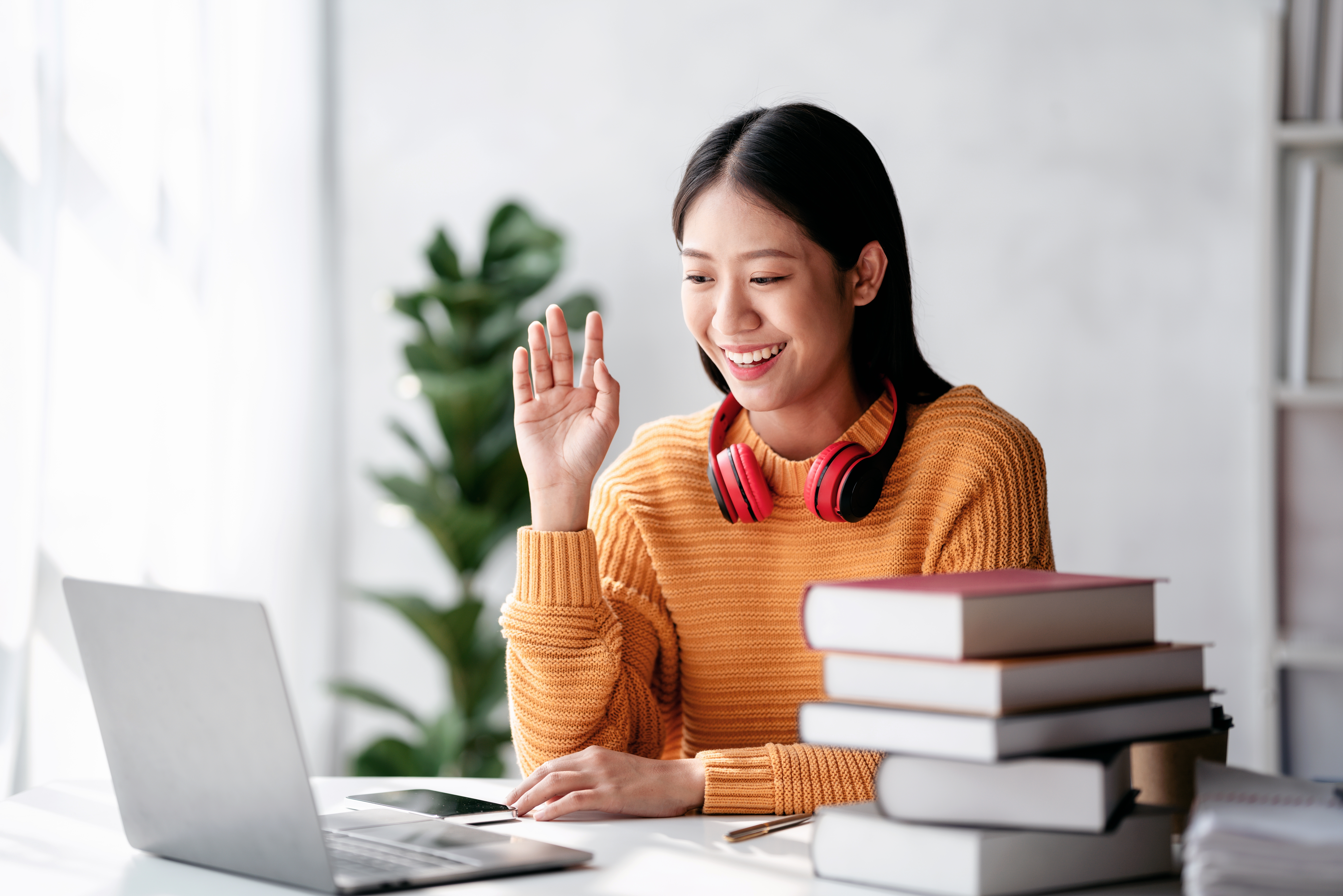 cilla leanring image woman at laptop engaging